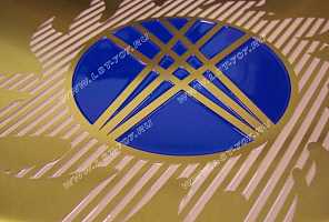 Фото металлической таблички с поверхностью под золото шлифованное и цветной эмалевой заливкой логотипа ФСК ЕЭС.